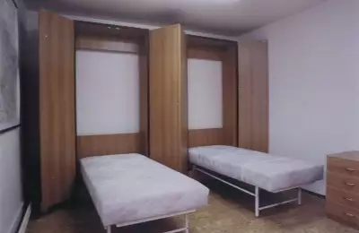 Jednolůžková sklápěcí postel Silva uložená ve skříni - vertikální sklápění