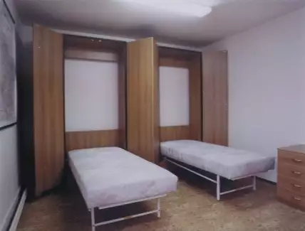 Jednolůžková sklápěcí postel Silva uložená ve skříni - vertikální sklápění