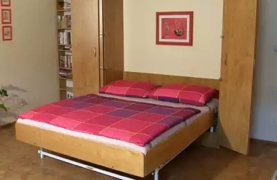 Dvoulůžková sklápěcí postel Silva uložená ve skříni - sklápění na výšku nebo na šířku