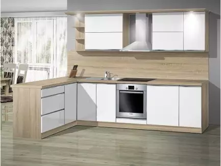 Moderní a elegantní kuchyňská linka se zapuštěnými madly Natálie