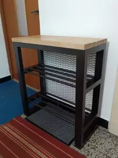 Moderní kovový botník s tahokovem a deskou z masivního dřeva 60x30x80 cm