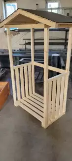 Dřevěný domeček pro prodej produktů 120x90 cm o výšce 190 cm