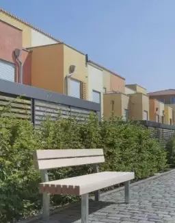 Moderní ocelová lavička z dřevěných desek vhodná do parků Pavla