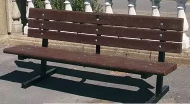 Lavička s ocelovou konstrukcí s plastovým sedadlem a opěradlem Pepa