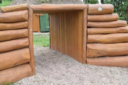 Masivní dřevěná brána na hřiště pro děti