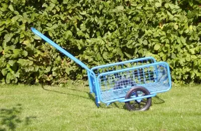 Jednoduchý, malý, lehký ruční modrý vozík do 50 kg