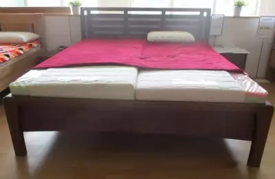 Masivní dvoulůžková postel o délce 211 cm Cara