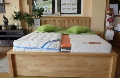 Masivní dvoulůžková postel z jádrového buku Final
