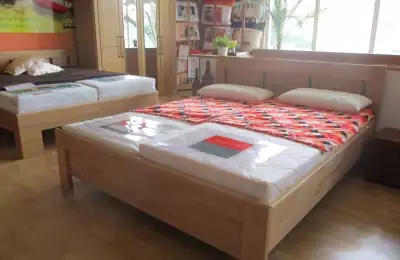 Dvoulůžková postel z masivního bukového dřeva Linet