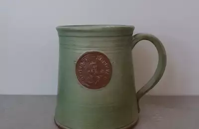 Kónikcá půllitr s emblémem z vysoce užitkové keramiky