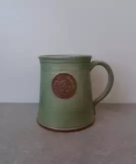 Kónikcá půllitr s emblémem z vysoce užitkové keramiky