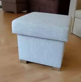 Čalouněný taburet s úložným prostorem na podstavcích Viktor SKLADEM