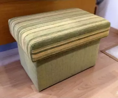 Čalouněný taburet s úložným prostorem Daniel SKLADEM