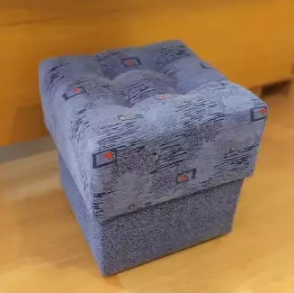 Prošívaný čalouněný taburet bez úložného prostoru Vilém SKLADEM